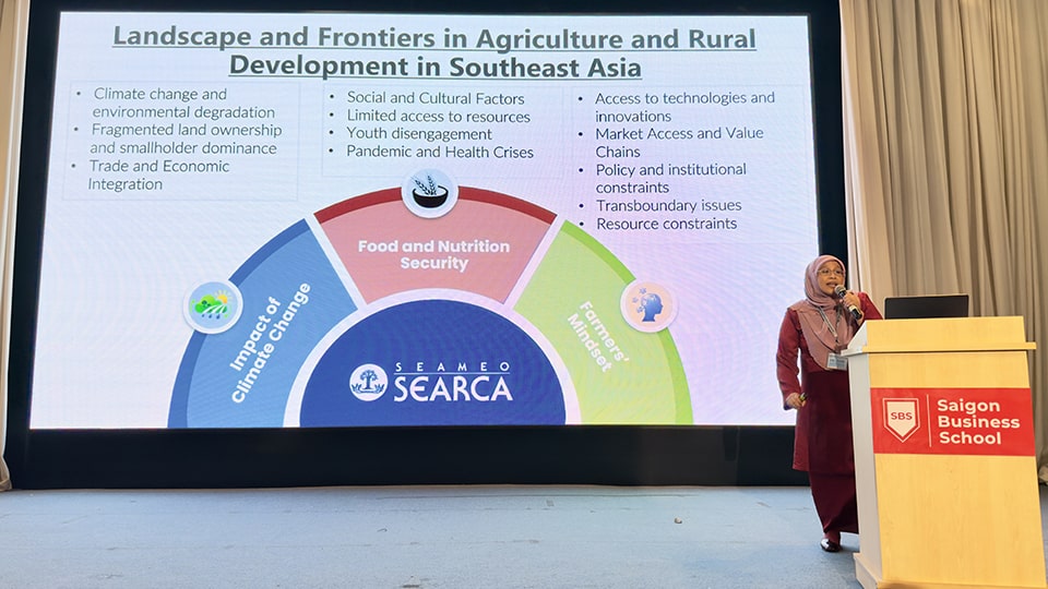 Dr. Nur gives SEARCA's presentation on "Research and Development for a Resilient Future: Bridging Innovation, Policy, and Sustainability in Southeast Asia" during the plenary session on Day 1 of the Congress.