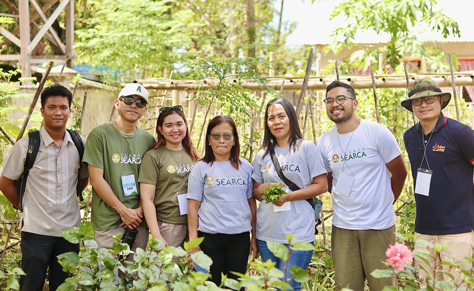 SEARCA's Anna Gale Vallez (third from left) leads the study team composed of Mr. Antonio Flores II, Consultant and Technical Writer (second from right); Mr. Bryan Dale Gabo (rightmost), Nurse II of DepEd-Palawan; and teachers from Salvacion Elementary School.
