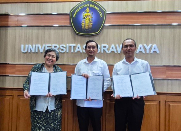 From left: Dr. Mercedita Sombilla, SEARCA Center Director; Prof. Dr. Widodo, UB Rector; and Prof. Dr. Ir. Imam Santoso, UB Vice Rector for Academic Affairs each holds a signed copy of the renewed memorandum of agreement between their institutions.
