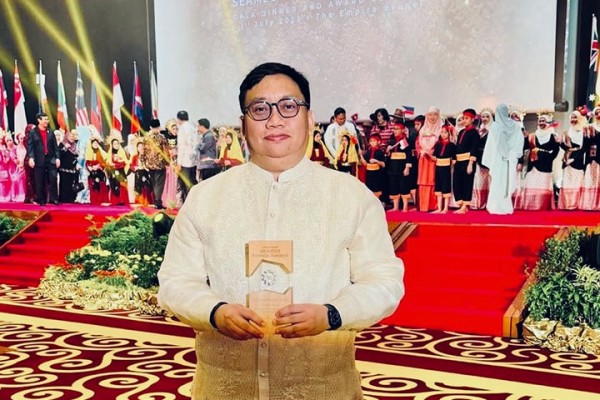 Innovating with Purpose: SEARCA's IT trailblazer receives SEAMEO Service Award 2024/2025