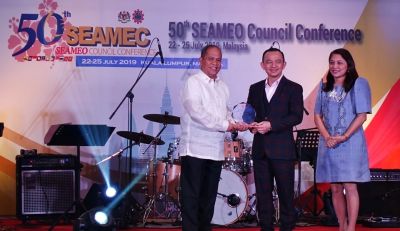 SEARCA's Unit Head for General Services receives SEAMEO Service Award