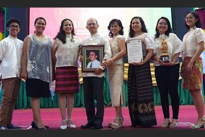 SEARCA Director's family feted with Multi-Generation UPLB Alumni Award